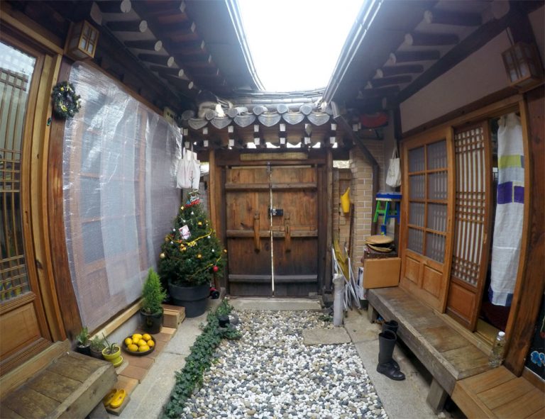 Seoul Hanok Courtyard Large