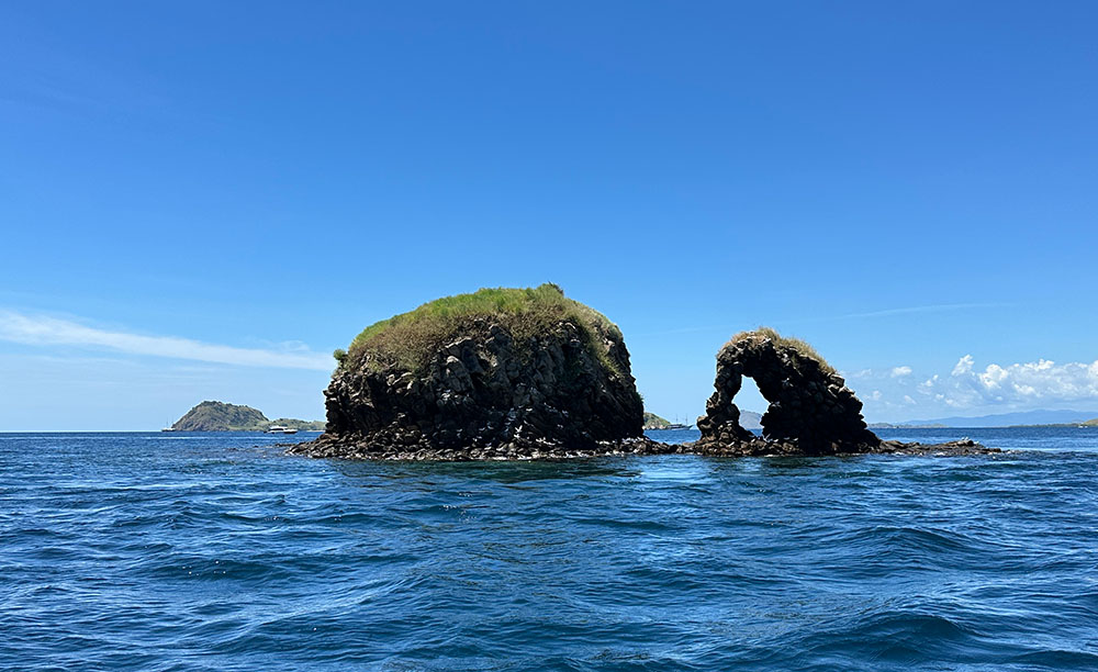 Komodo diving batu bolong rock