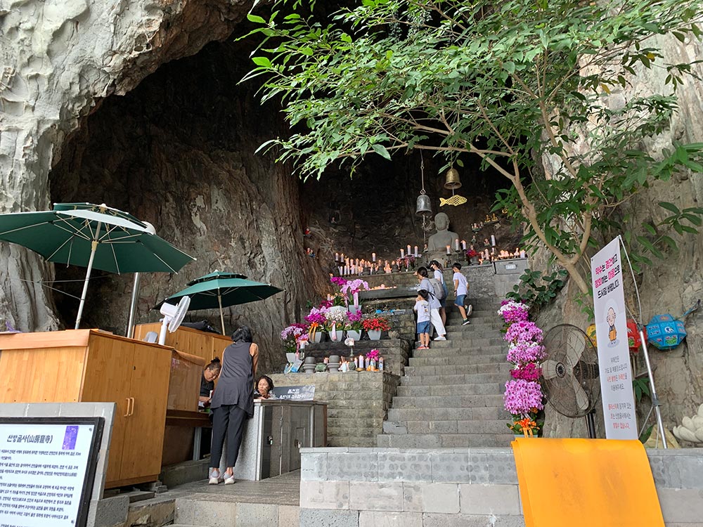 Jeju Seogwipo Sanbanggulsa Cave Temple
