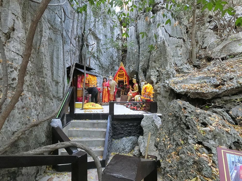 Cha Am Khao Nang Phanthurat Mirror Shrine