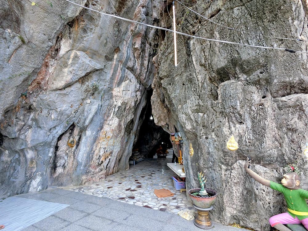 Cha Am Wat Cave Entrance