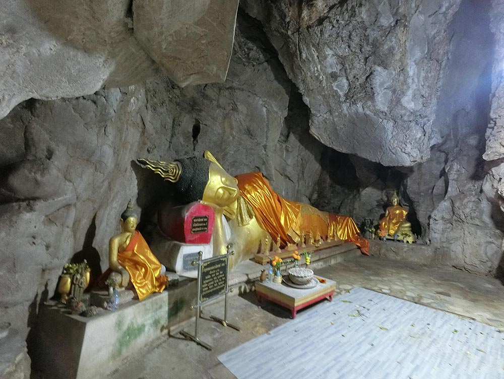 Cha Am Wat Cave Reclining Buddha