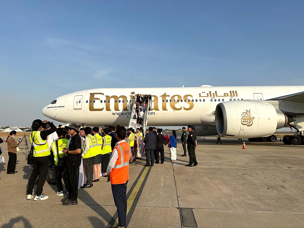 Emirates SIN-PHN Welcome Plane