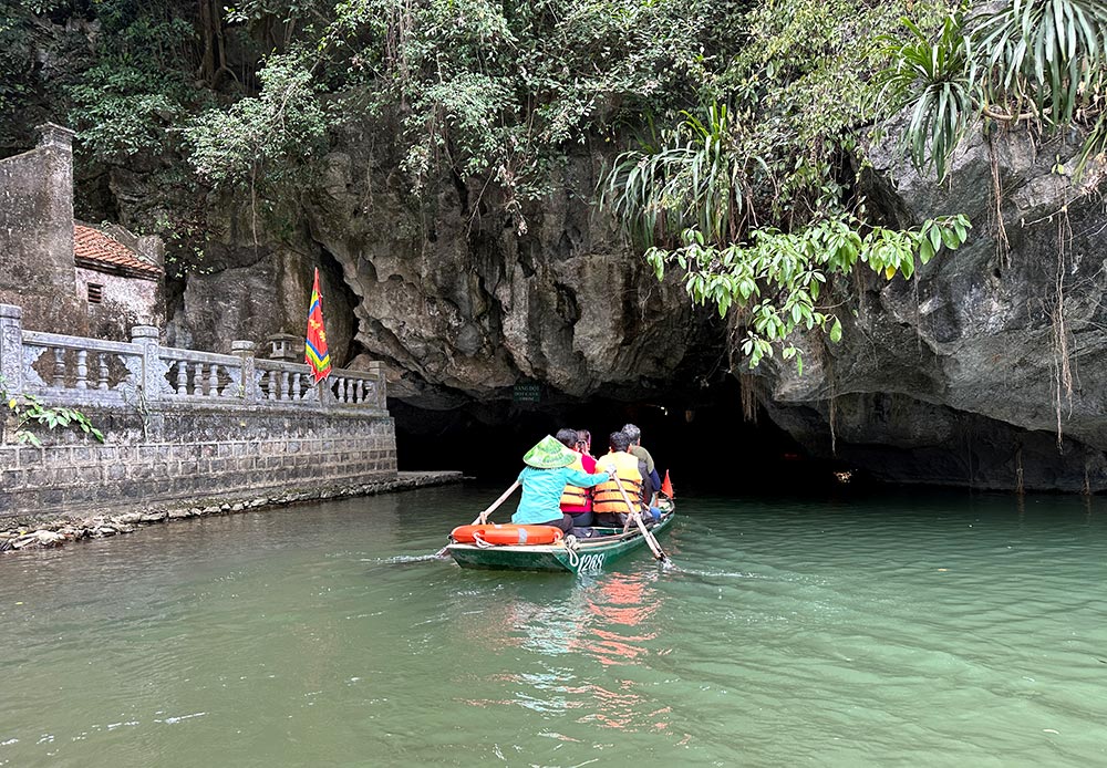 Ninh Binh Trang An Hang Dot Entrance Boat