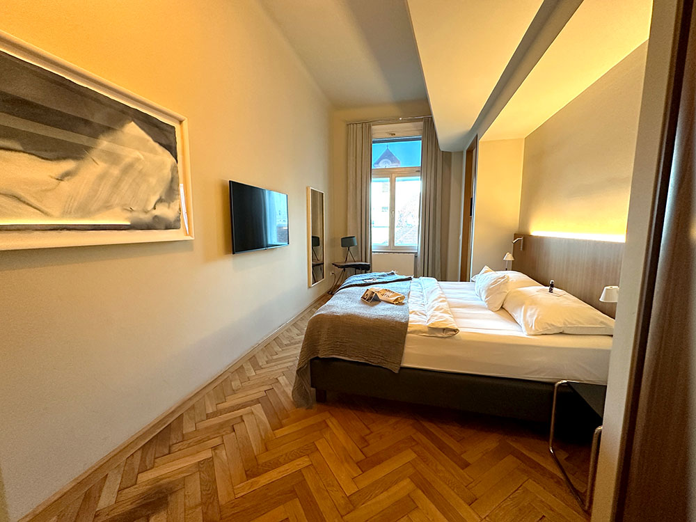 Vienna Hotel Alstadt UN Suite Bedroom