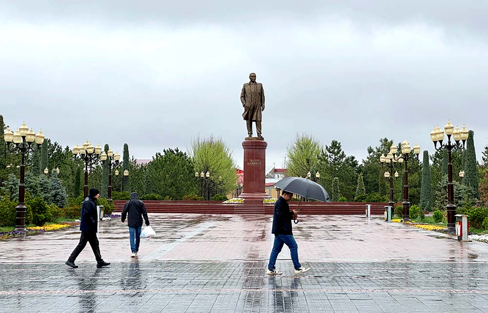 Uzbekistan Samarkand Islom Karimov Statue