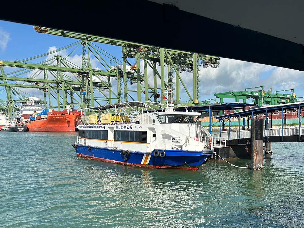Barco de la terminal de ferry de Pasir Panjang