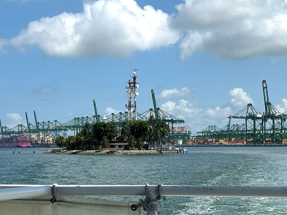 Barco de la isla del faro de Sultan Shoal